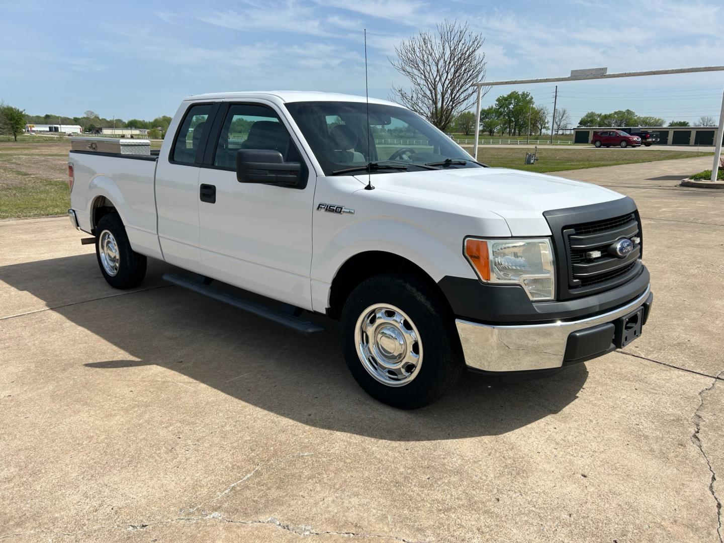 2014 White /Gray Ford F-150 XL SuperCab 6.5-ft. Bed 2WD (1FTEX1CM2EK) with an 3.7L V6 DOHC 24V engine, 6-Speed Automatic transmission, located at 17760 Hwy 62, Morris, OK, 74445, (918) 733-4887, 35.609104, -95.877060 - 2014 FORD F-150 XL SUPERCAB 6.5-ft. BED 2WD 3.7L V6 FEATURES KEYLESS REMOTE ENTRY, POWER LOCKS, POWER WINDOWS, AM/FM STEREO, SIRIUS XM STEREO, CD PLAYER, AUXILLARY PORT, CRUISE CONTROL, TRACTION CONTROL, MULTI-FUNCTIONING STEERING WHEEL CONTROLS, TRAILER HITCH. HAS 143,869 MILES WITH 235/75R17 TIR - Photo#2